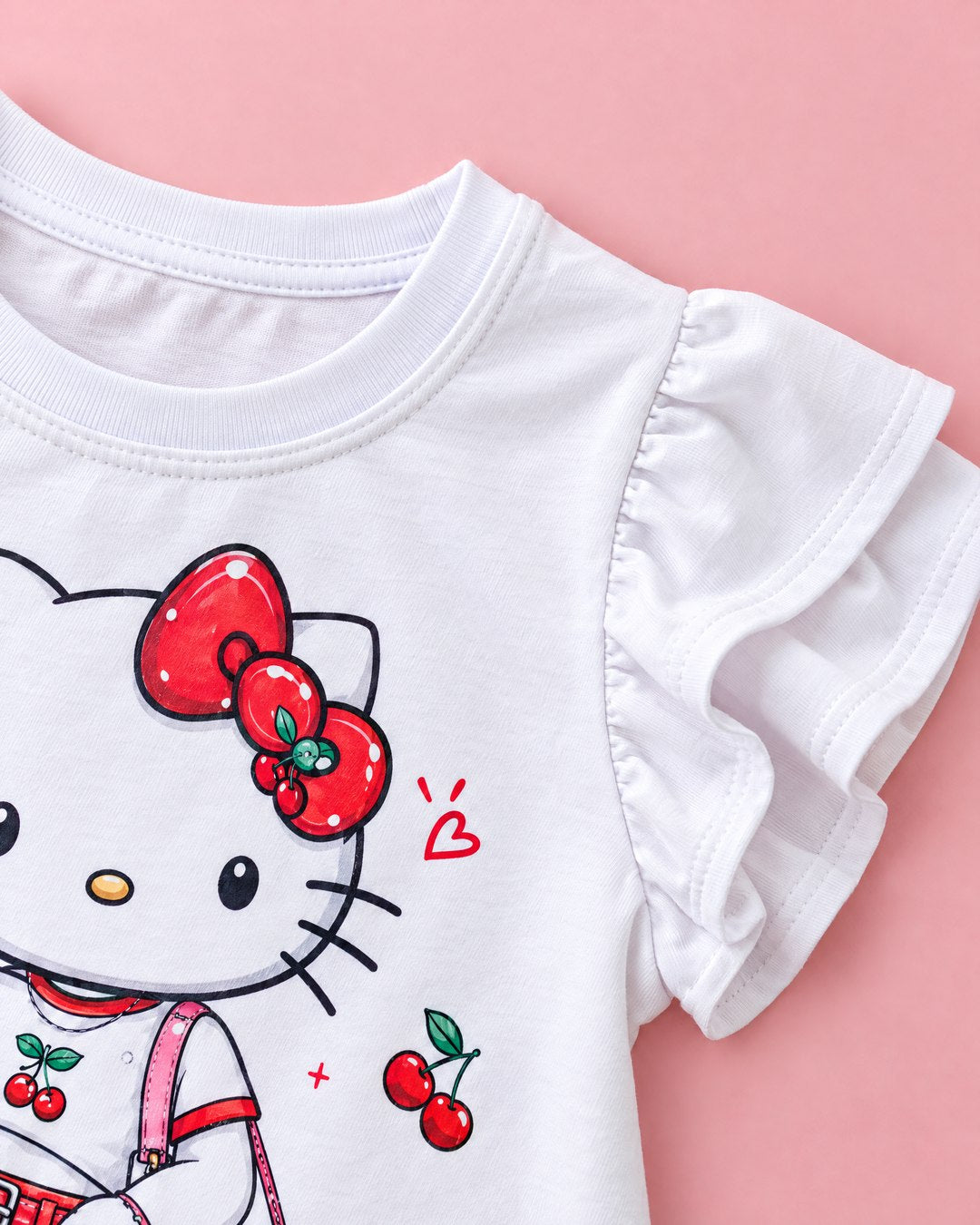 Camiseta Hello Kitty e short jeans cereja - foto 3