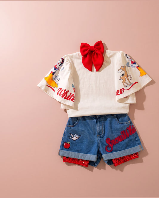 Conjunto Branca de Neve com camiseta off-white e shorts jeans - foto 1